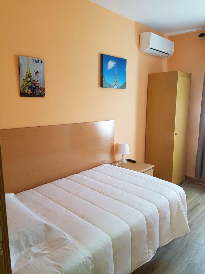 Hostal La Pared Torres de la Alameda 外观 照片
