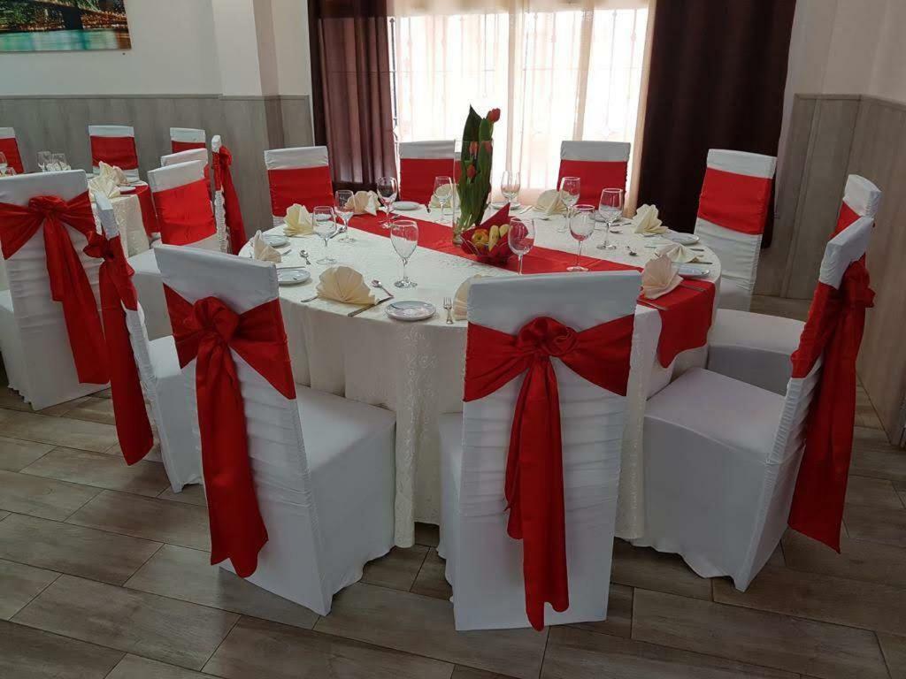 Hostal La Pared Torres de la Alameda 外观 照片