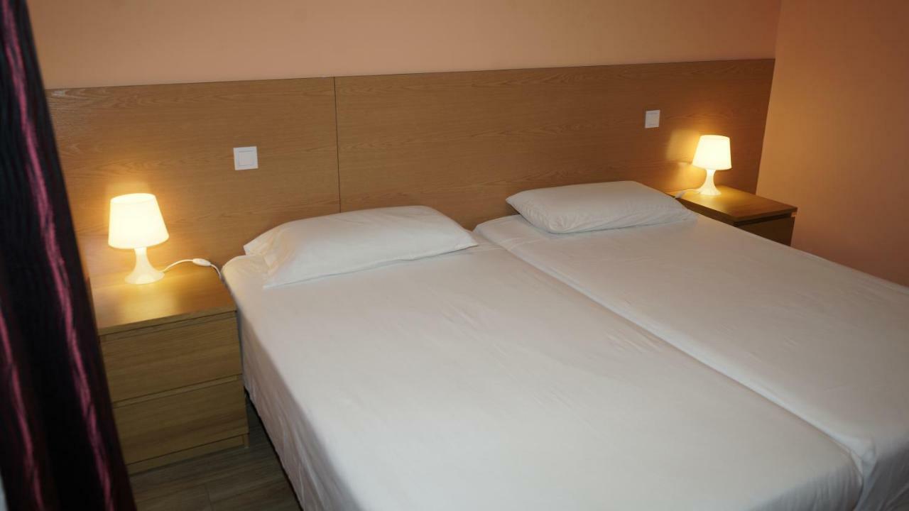 Hostal La Pared Torres de la Alameda 外观 照片