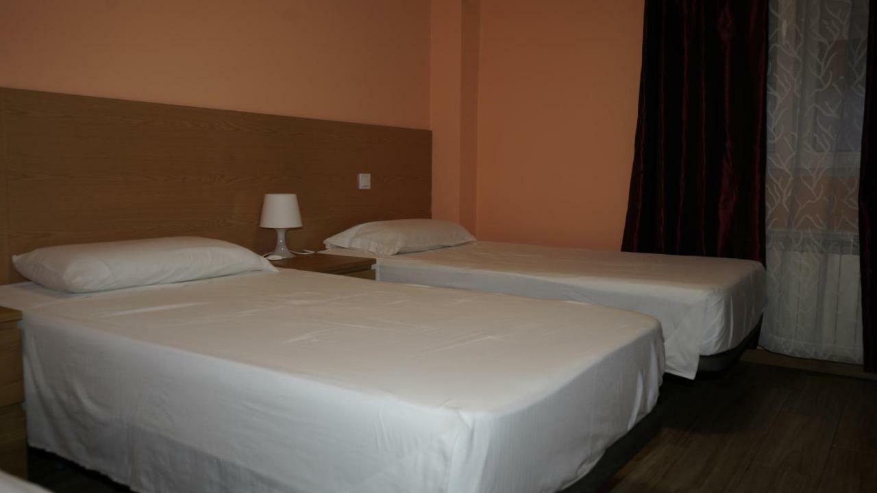 Hostal La Pared Torres de la Alameda 外观 照片