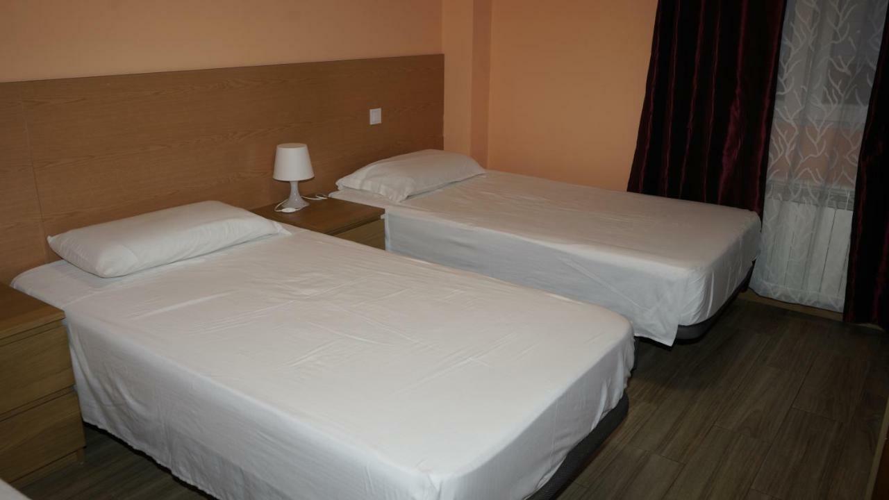 Hostal La Pared Torres de la Alameda 外观 照片