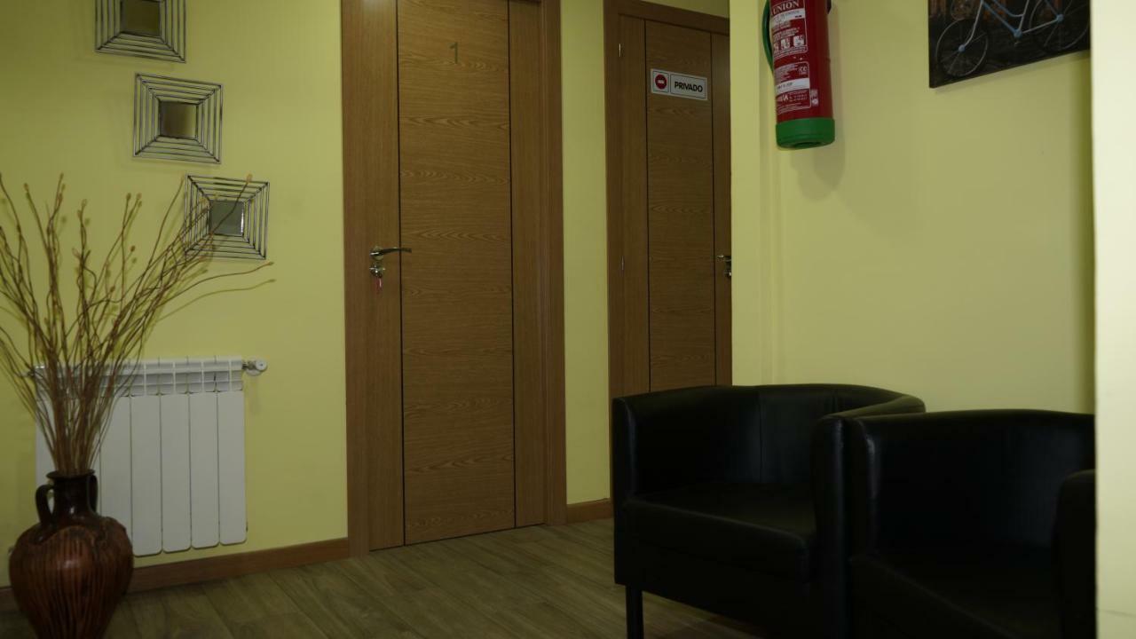 Hostal La Pared Torres de la Alameda 外观 照片